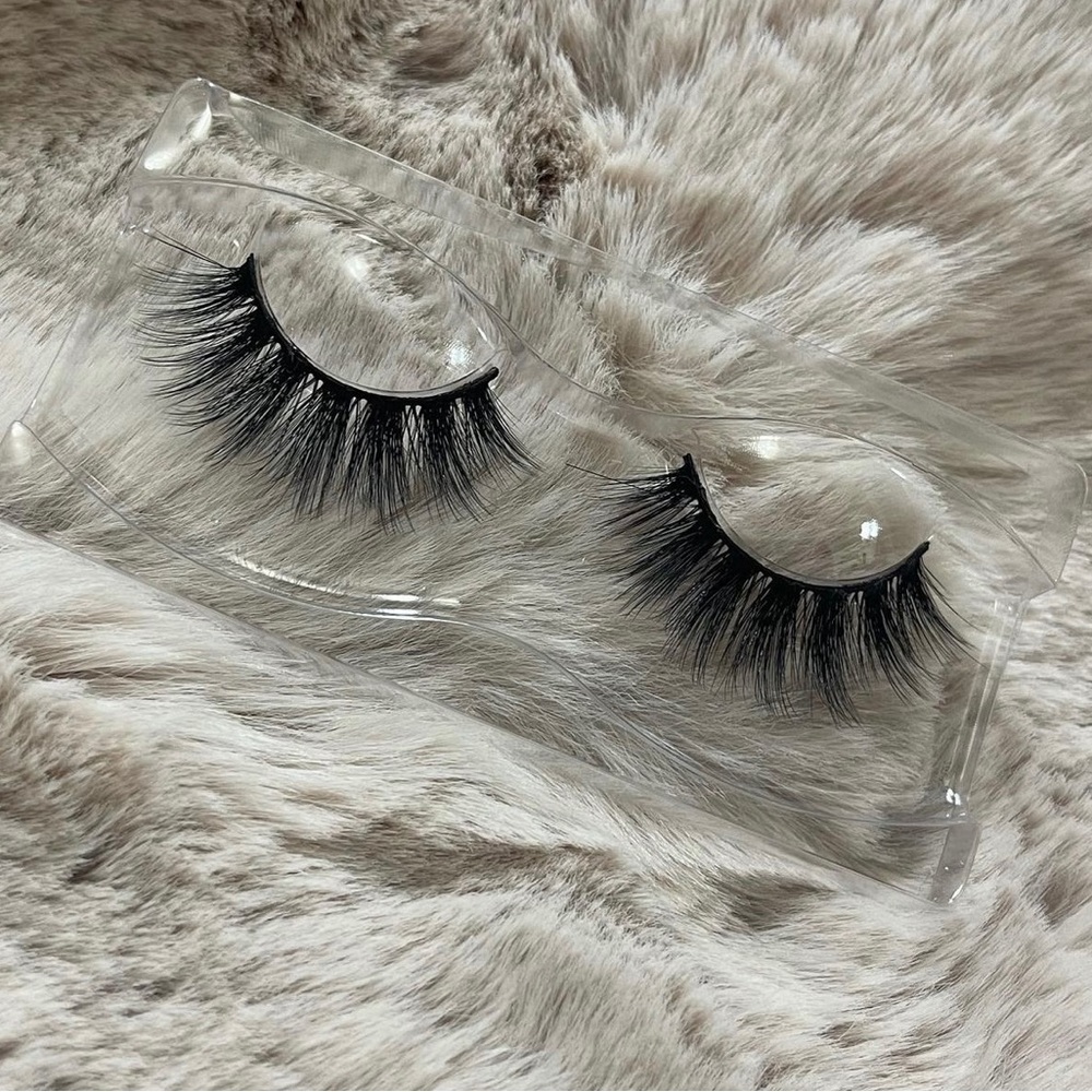 Mink Lashes style “Abemiled”